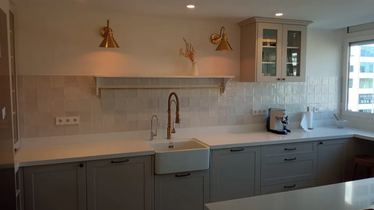 Cuina renovada amb acabats premium